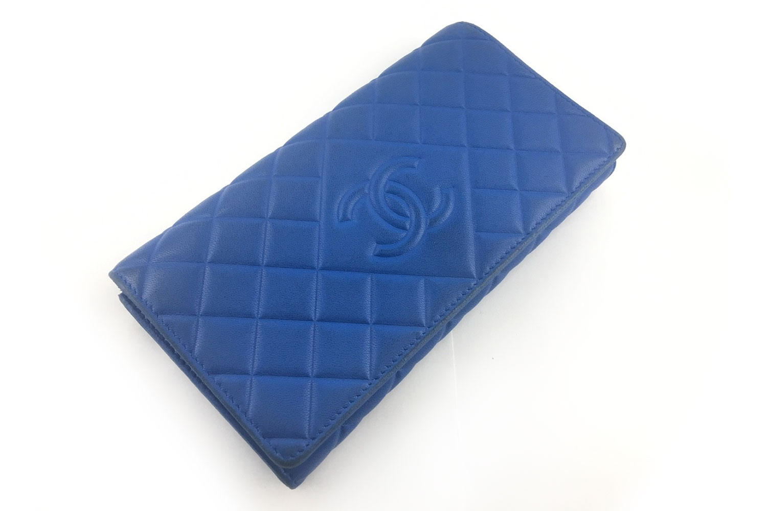 https://leather-pro.com/wp-content/uploads/2019/03/CHANEL_blue_wallet_before_1500.jpg